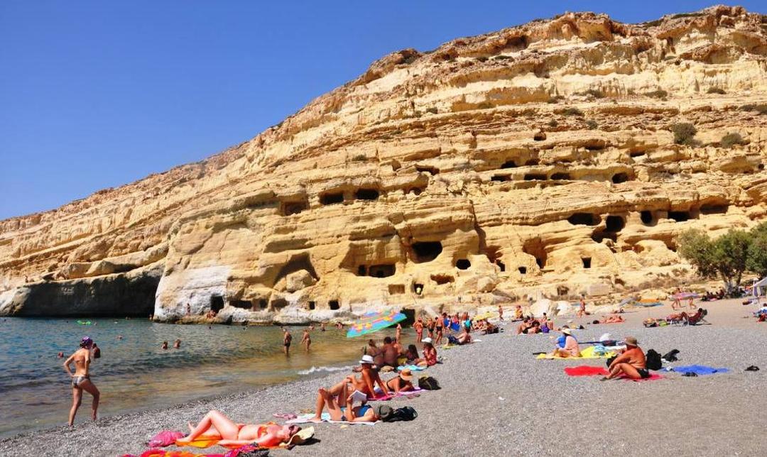 Matala Beach: Entdecken Sie Kretas Hippie-Paradies und nahegelegene antike Schätze