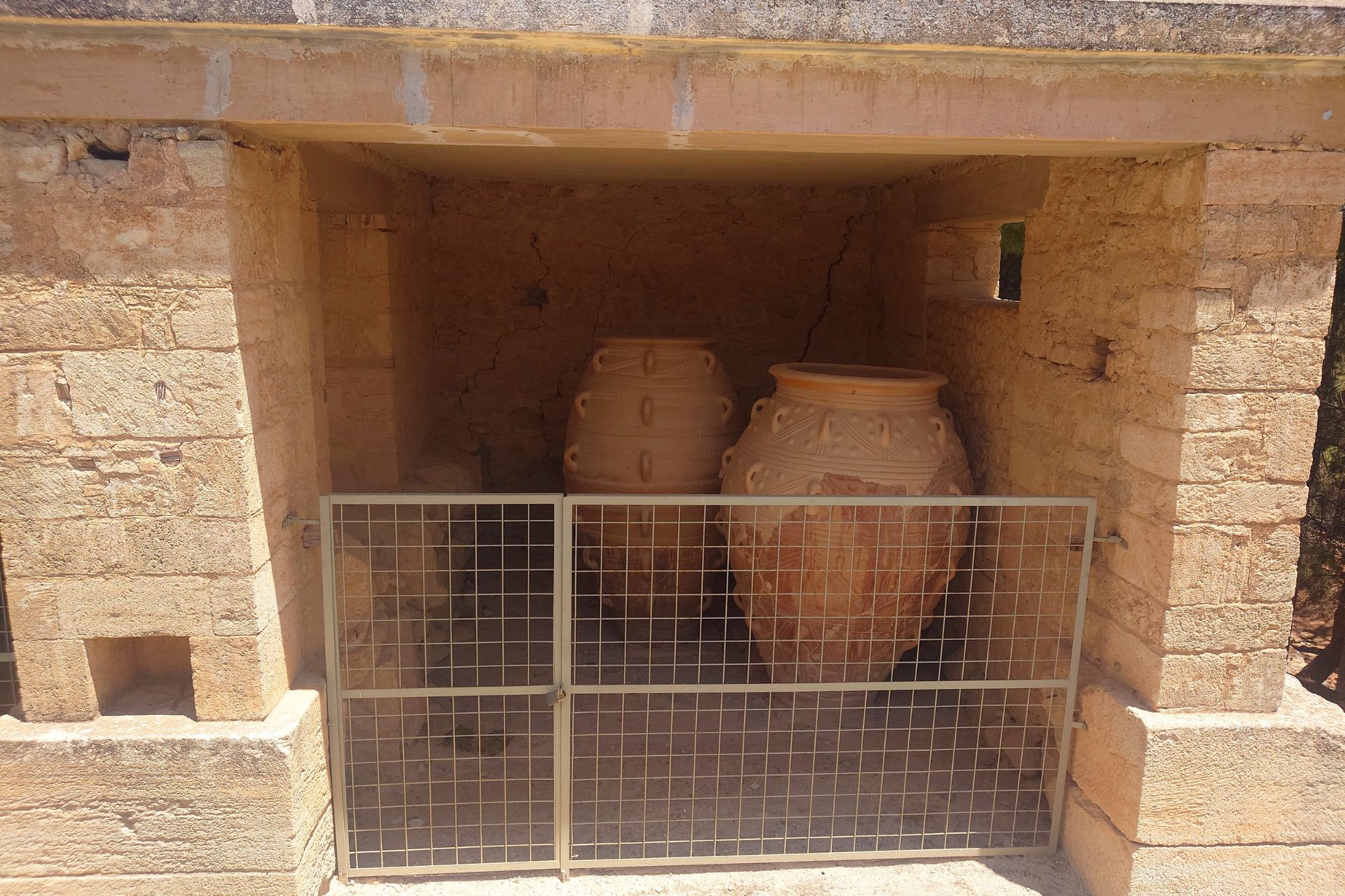 storage magazines in knossos